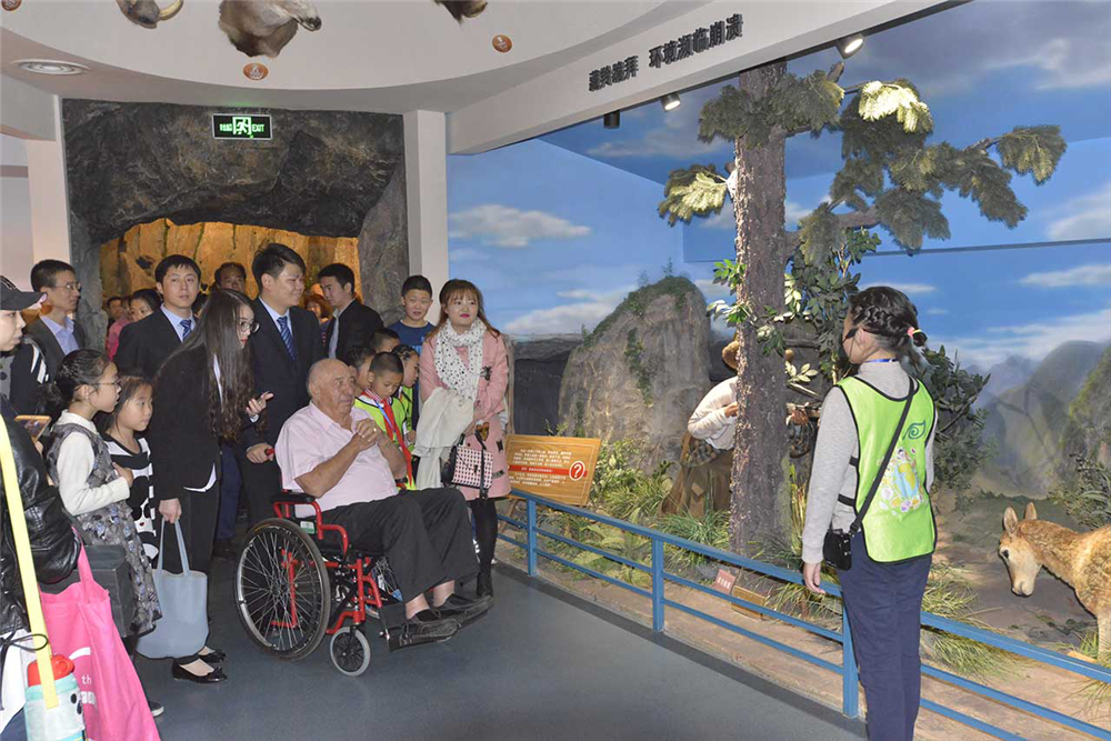 环球健康与教育基金会主席肯尼斯·贝林先生一行参观陕西自然博物馆